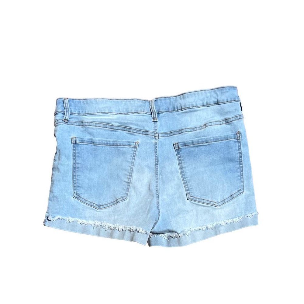 CELEBRITY PINK Light Wash Blue Jean Shorts Size 17 - Picture 2 of 3